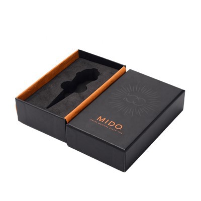 Popierinė lūpų dažų dovanų pakuotė