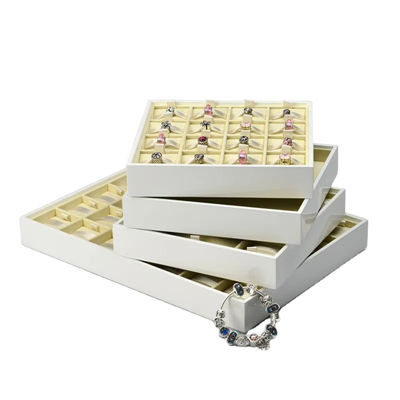 Baltas aukščiausios klasės papuošalų dėklas